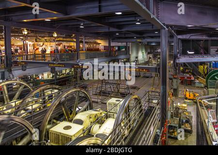 San Francisco, Kalifornien, USA- 07. Juni 2015: Inneneinrichtung und Ausstattung im Cable Car Museum in San Francisco Cable Car Museum. Stockfoto