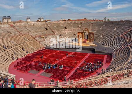 VERONA, Italien - 15. Mai, 2019: die Menschen in der Arena von Verona, Verona, Italien. Die Arena von Verona ist ein Römisches Amphitheater in Piazza Bra Stockfoto