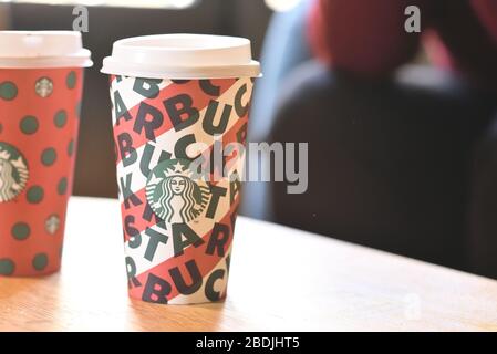 Bangkok, Thailand - Dezember 3, 2019: Starbucks Kaffee in Tassen nehmen Stockfoto