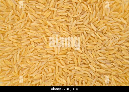 Italienischer nudel-orzo-Hintergrund Draufsicht. Nahaufnahme harter Pasta in Form von kleinem Reis. Pasta für Risotto und Salate. Stockfoto