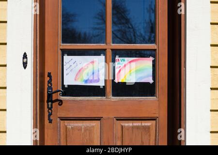 Regenbogen Zeichnung mit der Botschaft 'alles wird in Ordnung sein' in französisch geschrieben, in Fenstern angezeigt Stockfoto