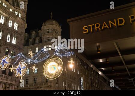 Savoy Hotel bei Nacht, Weihnachten in London Stockfoto