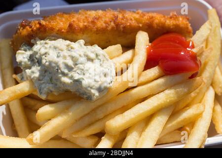 Gourmet Street Food Fisch und Chips mit Ketchup und Tartare Sauce Stockfoto