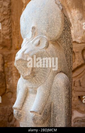 Nahaufnahme eines Porträts einer ägyptischen sekhmet Löwin Kriegergöttin, auch eine Gottheit der Heilung und Fruchtbarkeit, in Medinet Habu, West Bank, Luxor, Ägypten Stockfoto