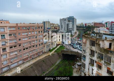 Meknes Morocco Building und Skyscraper Scene mit einer Straße über Eisenbahnschienen Stockfoto
