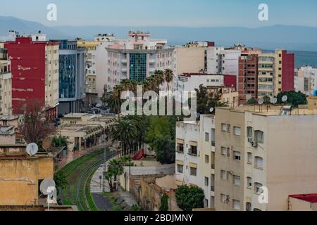Meknes Morocco Building und Skyscraper Szene über Eisenbahnstrecken Stockfoto