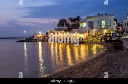 MYKONOS, GRIECHENLAND - 16. Oktober 2019: Stadt Mykonos vom alten Hafen aus gesehen am Abend Stockfoto