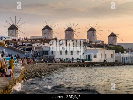 Mykonos, Griechenland - 14. Oktober 2019. Blick auf berühmte und traditionelle griechische Windmühlen auf der Insel Mykonos, Stockfoto