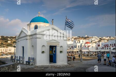 Mykonos, Griechenland - 16. Oktober 2019. Agios Nikolakis Kirche im neuen Hafen in Hora, auch bekannt als Mykonos Stadt, die Hauptstadt der beliebten griechischen Insel Mykonos. Stockfoto