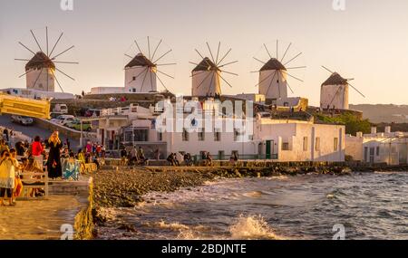 Mykonos, Griechenland - 14. Oktober 2019. Blick auf berühmte und traditionelle griechische Windmühlen auf der Insel Mykonos, Stockfoto