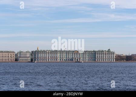 Hermitage-Museum (Winterpalast), Blick vom Newa-Fluss - Sankt Petersburg, Russland. Eine Touristenattraktion der Stadt. Stockfoto