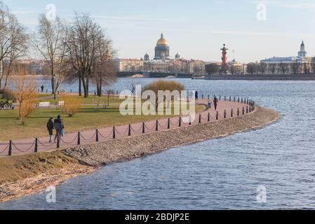 Riverside von Sankt Petersburg, Russland: Der Park auf der Insel Zayachy und der Fluss Neva mit der Kathedrale von St. Isaac und einer Rosensäule am Horizont Stockfoto