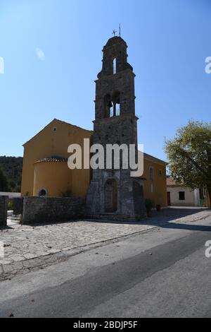 Alte Kirche aus dem 15. Jahrhundert mit einem aus Stein gebauten Glockenturm, gelegen im kleinen Dorf Fontana auf der Insel Paxos, Griechenland. Stockfoto