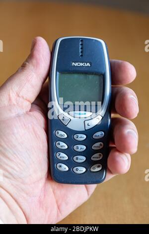 Iconic Nokia 3310, veröffentlicht im Jahr 2000, eines der erfolgreichsten Handys mit 126 Millionen verkauften Einheiten weltweit Stockfoto