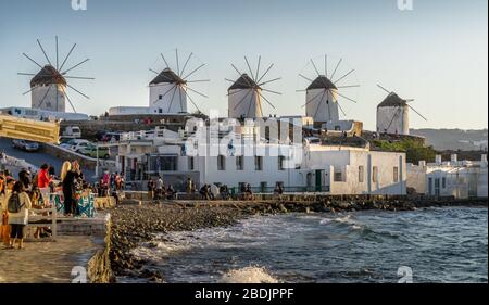 Mykonos, Griechenland - 14. Oktober 2019. Blick auf berühmte und traditionelle griechische Windmühlen auf der Insel Mykonos, Stockfoto