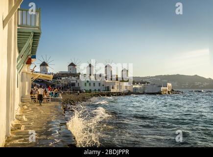 Mykonos, Griechenland - 14. Oktober 2019. Blick auf berühmte und traditionelle griechische Windmühlen auf der Insel Mykonos, Stockfoto