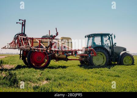 Ansicht des zum Sprühen von Herbiziden einsatzbereiten Traktors. Stockfoto