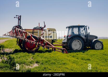 Ansicht des zum Sprühen von Herbiziden einsatzbereiten Traktors. Stockfoto