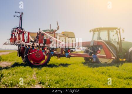 Ansicht des zum Sprühen von Herbiziden einsatzbereiten Traktors. Stockfoto