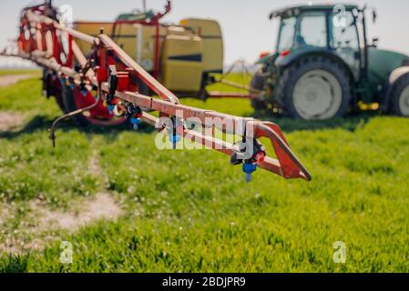 Ansicht des zum Sprühen von Herbiziden einsatzbereiten Traktors. Stockfoto