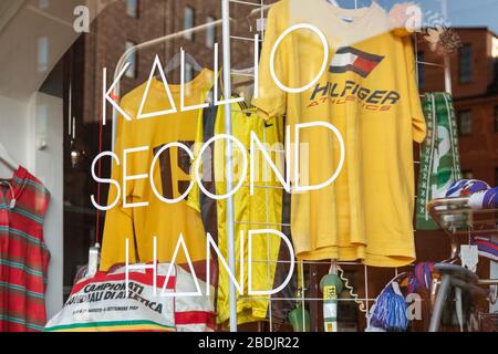 Schaufenster von Kallio Second Hand in Hämeentie 32 im Stadtteil Kallio in Helsinki, Finnland Stockfoto