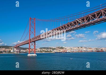 Lissabon, Portugal - 7. November 2019: Das nördliche Ufer des Tejo und die 25 de Abril Bridge, eine Hängebrücke, die die Stadt mit dem mun verbindet Stockfoto