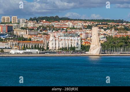 Lissabon, Portugal - 7. November 2019: Nordufer des Tejo mit Padrao dos Descobrimentos (Denkmal der Entdeckungen) und Jeronimos Mona Stockfoto