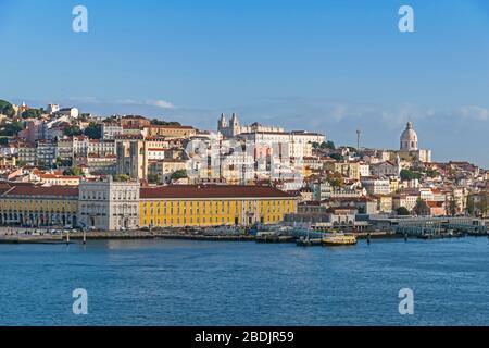 Lissabon, Portugal - 7. November 2019: Nordufer des Tejo und ältestes Stadtviertel Alfama mit Kloster Sao Vicente de Fora und ch Stockfoto