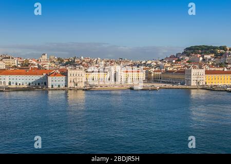 Lissabon, Portugal - 7. November 2019: Nordufer des Tejo und ältestes Stadtviertel Alfama mit dem Praça do Comercio oder Commerce Squar Stockfoto