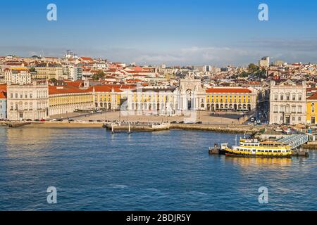 Lissabon, Portugal - 7. November 2019: Nordufer des Tejo und ältestes Stadtviertel Alfama mit dem Handelsplatz auch Terre genannt Stockfoto