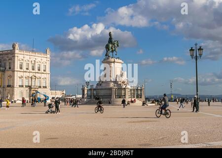 Lissabon, Portugal - 7. November 2019: Praça do Comercio oder Commerce Square auch bekannt als Terreiro do Paço mit dem Reiterstandbild von König Jose I. a Stockfoto