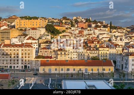 Lissabon, Portugal - 7. November 2019: Ältestes Stadtviertel Alfama mit Avenida Infante Dom Henrique, ein historisches Viertel von Gebäuden mit gemischter Nutzung teilweise Stockfoto