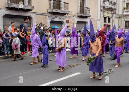 Quito, Pichincha, Ecuador - 27. März 2018: März der Penitenten bei Karfreitagszug zu ostern, Semana Santa, in Quito. Cucuruchos trägt PU Stockfoto