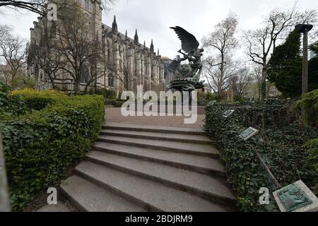 New York City, USA. April 2020. Außenansicht des. Cathedral of St. John the Devine, die vom Samariter-Geldbeutel in New York, NY, am 8. April 2020 in ein Coronavirus Feldkrankenhaus umgewandelt wird. Die 600 Fuß lange Kathedrale arbeitet mit dem Mount Sinai Morningside Hospital zusammen, um 400 Betten zur Behandlung von COVID-19-Patienten zu haben. (Anthony Behar/Sipa USA) Credit: SIPA USA/Alamy Live News Stockfoto