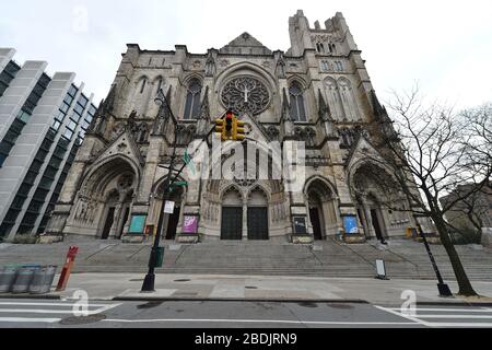 New York City, USA. April 2020. Außenansicht des. Cathedral of St. John the Devine, die vom Samariter-Geldbeutel in New York, NY, am 8. April 2020 in ein Coronavirus Feldkrankenhaus umgewandelt wird. Die 600 Fuß lange Kathedrale arbeitet mit dem Mount Sinai Morningside Hospital zusammen, um 400 Betten zur Behandlung von COVID-19-Patienten zu haben. (Anthony Behar/Sipa USA) Credit: SIPA USA/Alamy Live News Stockfoto