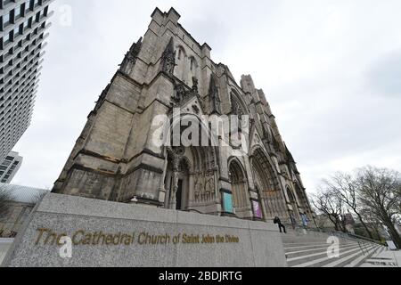 New York City, USA. April 2020. Außenansicht des. Cathedral of St. John the Devine, die vom Samariter-Geldbeutel in New York, NY, am 8. April 2020 in ein Coronavirus Feldkrankenhaus umgewandelt wird. Die 600 Fuß lange Kathedrale arbeitet mit dem Mount Sinai Morningside Hospital zusammen, um 400 Betten zur Behandlung von COVID-19-Patienten zu haben. (Anthony Behar/Sipa USA) Credit: SIPA USA/Alamy Live News Stockfoto