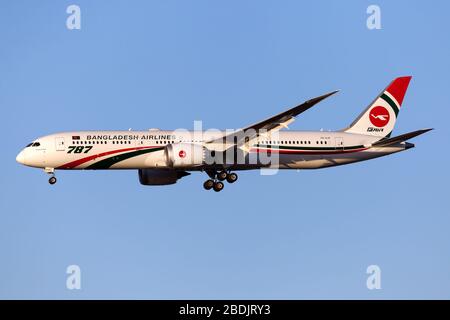 Eine Biman Bangladesh Airlines Boeing 787-9 dreamliner Landung am Flughafen London-Heathrow. Stockfoto