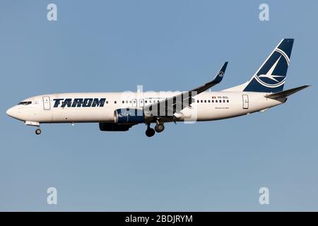 A Tarom - Rumänischer Luftverkehr Boeing 737-800 Landung am Flughafen London-Heathrow. Stockfoto