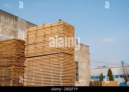 Lagerhaus zum Sägen von Bretter in einem Sägewerk im Freien. Holzmühle, Sägewerk. Lagerung von Holzbrettern. Holztafeln im Sägewerk Stockfoto