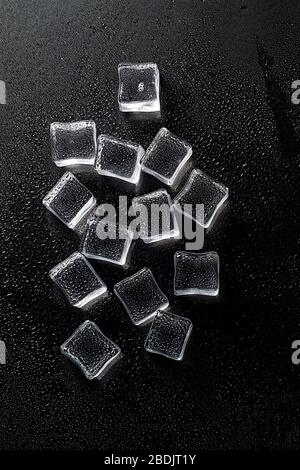Schwarz gefärbtes Banner mit frischen Eiswürfeln und Reflexionen Stockfoto