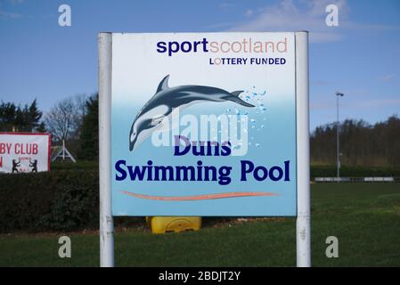 Lotteriefinanzierungszeichen Sport Scotland außerhalb von Duns Swimmingpool, Berwickshire, Scottish Borders, Großbritannien Stockfoto