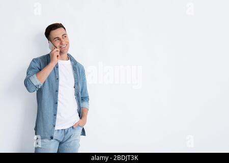 Mann mit Hand in der Tasche telefonieren Stockfoto