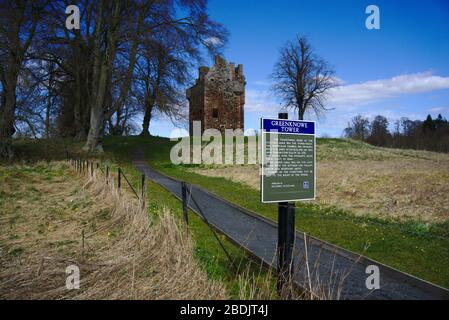 Der zerstörte Greenknewe Tower aus dem 16. Jahrhundert mit historischem Schottland-Hinweises-Brett im Vordergrund in der Nähe von Gordon, Berwickshire, Scottish Borders, Großbritannien Stockfoto