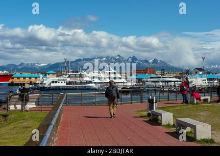 Blick auf die Schiffe und Boote im Hafen von Ushuaia, Argentinien Stockfoto