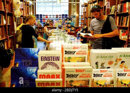 Kunden im Souvenirladen Buchladen des Belgischen Comic Strip Centre.Brüssel.Belgien Stockfoto