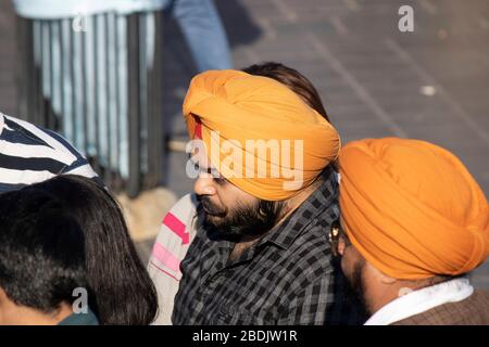 Indische Touristen mit Turban in Orange. Foto wurde im sonnigen Freien aufgenommen. Stockfoto