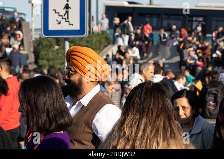 Indische Touristen mit Turban in Orange. Foto wurde im sonnigen Freien aufgenommen. Stockfoto