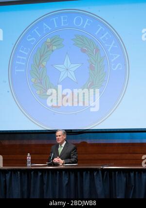 Der texanische Gouverneur Greg Abbott untersteht dem Pressekorps des Kapitols, die texanischen Unternehmen die freiwillige Produktion von Gesichtsmasken und Gesichtsschilden zu untermauern, um der steigenden Nachfrage nach der Bekämpfung der Coronavirus-Epidemie gerecht zu werden. Stockfoto