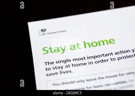 Sicherheitsmitteilung des Coronavirus von der britischen Regierung in einem Brief und einer Broschüre, die zu jedem Haus veröffentlicht wurde: Anweisungen, zu Hause zu bleiben Stockfoto