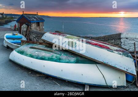 Appletore, Nord-Devon, England. Mittwoch, 8. April 2020. Wetter in Großbritannien. Nach einem Tag mit warmem Frühlingssonne geht die Sonne hinter dem Fluss Torridge est Stockfoto